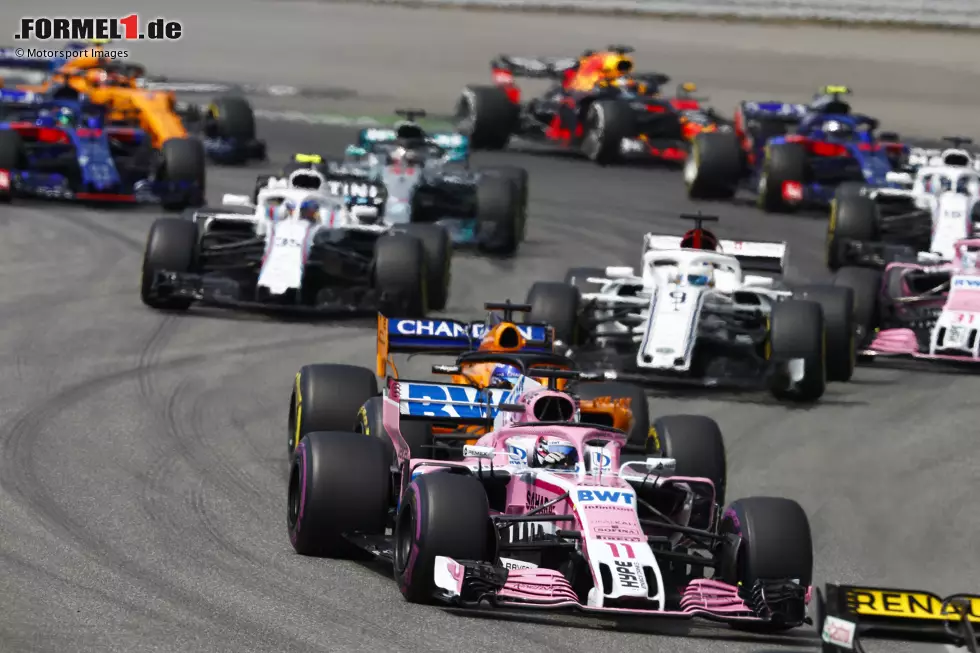 Der Deutschland-Grand-Prix 2018 von P14: Nach Technikdrama im Qualifying startet Hamilton von weit hinten, kämpft sich aber im Rennen nach vorne und gewinnt. Weiter hinten in der Startaufstellung stand er nie bei einem Grand-Prix-Sieg! Im leichten Regen bleibt er cool, während WM-Rivale Vettel in Führung liegend abfliegt ... Foto zur News: Der Deutschland-Grand-Prix 2018 von P14: Nach Technikdrama im Qualifying startet Hamilton von weit hinten, kämpft sich aber im Rennen nach vorne und gewinnt. Weiter hinten in der Startaufstellung stand er nie bei einem Grand-Prix-Sieg! Im leichten Regen bleibt er cool, während WM-Rivale Vettel in Führung liegend abfliegt ...