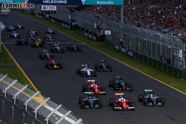 Foto zur News: Australien: Den Start in Melbourne verhauen die Silberpfeile, doch weil Ferrari bei der roten Flagge für Alonsos Horrorunfall einen strategischen Fehler macht, kann Mercedes einen souveränen Doppelerfolg einfahren. Saisonübergreifend gewinnt Rosberg das vierte Rennen in Serie. WM-Stand nach einem von 21 Rennen: Rosberg 25 - Hamilton 18.