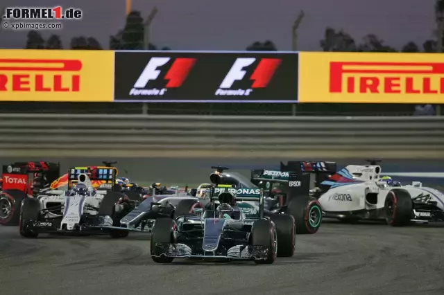 Foto zur News: Bahrain: Auch der zweite Saisonlauf in der Wüste geht an den Mann der Stunde. Weil Hamilton in der ersten Kurve von Valtteri Bottas gedreht wird, muss er eine Aufholjagd starten, die ihn zumindest noch auf Rang drei bringt. Rosberg entspannt: "Lassen wir die Kirche mal im Dorf". WM-Stand nach zwei von 21 Rennen: Rosberg 50 - Hamilton 33.