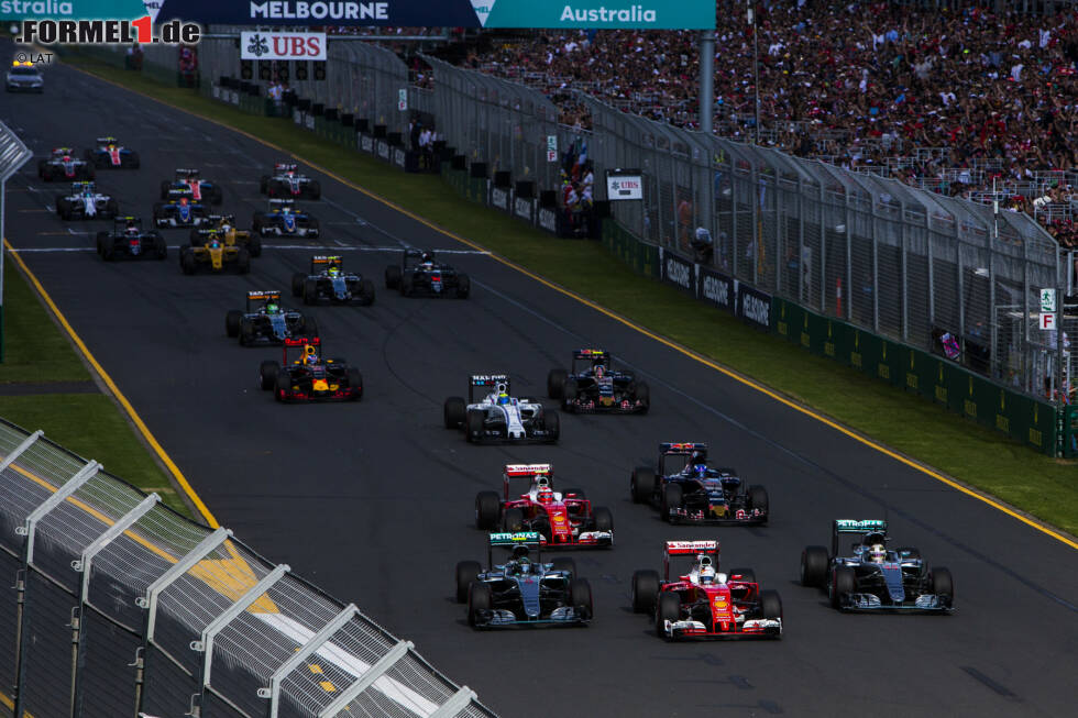 Foto zur News: Australien: Den Start in Melbourne verhauen die Silberpfeile, doch weil Ferrari bei der roten Flagge für Alonsos Horrorunfall einen strategischen Fehler macht, kann Mercedes einen souveränen Doppelerfolg einfahren. Saisonübergreifend gewinnt Rosberg das vierte Rennen in Serie. WM-Stand nach einem von 21 Rennen: Rosberg 25 - Hamilton 18.