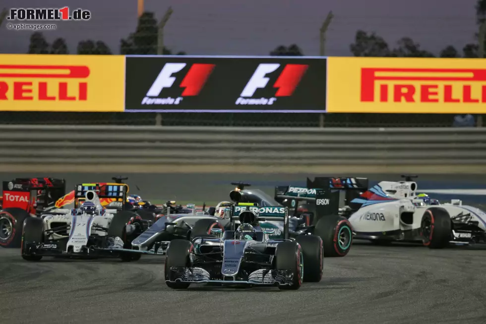 Foto zur News: Bahrain: Auch der zweite Saisonlauf in der Wüste geht an den Mann der Stunde. Weil Hamilton in der ersten Kurve von Valtteri Bottas gedreht wird, muss er eine Aufholjagd starten, die ihn zumindest noch auf Rang drei bringt. Rosberg entspannt: &quot;Lassen wir die Kirche mal im Dorf&quot;. WM-Stand nach zwei von 21 Rennen: Rosberg 50 - Hamilton 33.