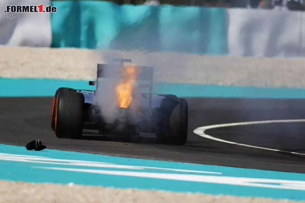 Malaysia: Erst geht es für Rosberg schief, als er schon in der ersten Kurve von Vettel gedreht wird. Was dann nach einem klaren Sieg für Hamilton aussieht, wird zum Drama: 16 Runden vor Schluss platzt ihm der Motor! Rosberg wird noch Dritter und kann die WM-Führung somit ausbauen. WM-Stand nach 16 von 21 Rennen: Rosberg 288 - Hamilton 265 Foto zur News: Malaysia: Erst geht es für Rosberg schief, als er schon in der ersten Kurve von Vettel gedreht wird. Was dann nach einem klaren Sieg für Hamilton aussieht, wird zum Drama: 16 Runden vor Schluss platzt ihm der Motor! Rosberg wird noch Dritter und kann die WM-Führung somit ausbauen. WM-Stand nach 16 von 21 Rennen: Rosberg 288 - Hamilton 265