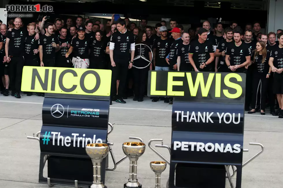 Japan: Rosberg dominiert auf der Strecke, Hamilton die Schlagzeilen. Er legt sich mit den Medien an, vermasselt wieder den Start und wird am Ende nur Dritter - Rosberg gewinnt. Aber auch Hamilton muss fürs Foto lächeln: Mercedes macht in Suzuka den Konstrukteurstitel klar. WM-Stand nach 17 von 21 Rennen: Rosberg 313 - Hamilton 280 Foto zur News: Japan: Rosberg dominiert auf der Strecke, Hamilton die Schlagzeilen. Er legt sich mit den Medien an, vermasselt wieder den Start und wird am Ende nur Dritter - Rosberg gewinnt. Aber auch Hamilton muss fürs Foto lächeln: Mercedes macht in Suzuka den Konstrukteurstitel klar. WM-Stand nach 17 von 21 Rennen: Rosberg 313 - Hamilton 280