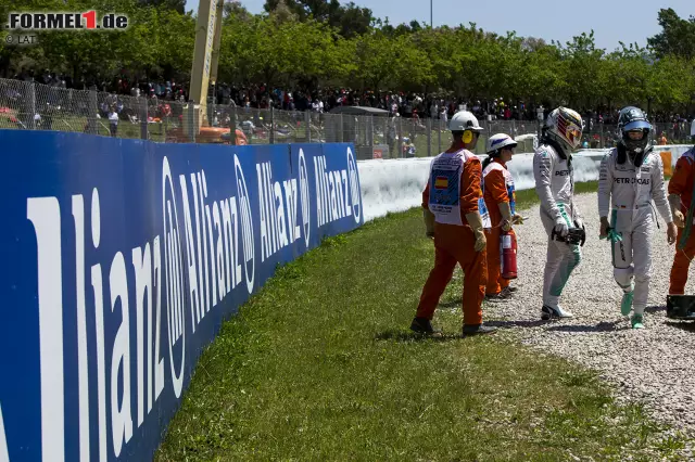 Unmittelbar nach dem Crash würdigen sie sich keines Blickes, auf getrennten Rollern geht es zurück zum Team. In Einzelgesprächen reinigt das Management die Luft. Als alle wieder aus dem Meeting kommen, entschuldigt sich Hamilton bei 1.300 Mitarbeitern für 43 verlorene Punkte - will das aber nicht als Schuldeingeständnis verstanden wissen. Foto zur News: Unmittelbar nach dem Crash würdigen sie sich keines Blickes, auf getrennten Rollern geht es zurück zum Team. In Einzelgesprächen reinigt das Management die Luft. Als alle wieder aus dem Meeting kommen, entschuldigt sich Hamilton bei 1.300 Mitarbeitern für 43 verlorene Punkte - will das aber nicht als Schuldeingeständnis verstanden wissen.
