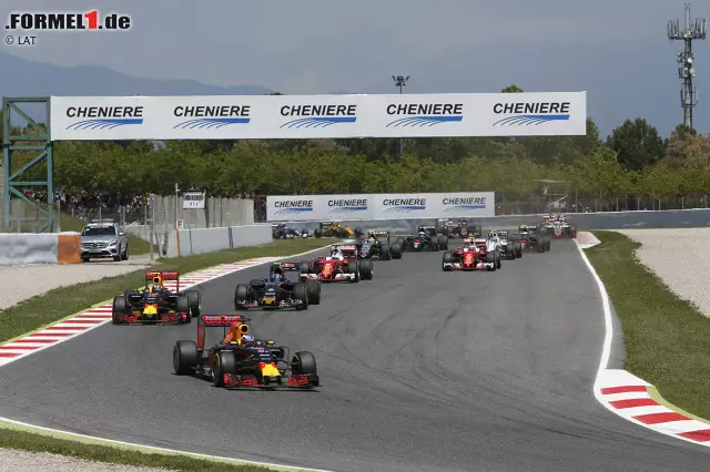 Bevor das Safety-Car das Feld einfängt, reibt sich Red-Bull-Motorsportkonsulent Marko schon die Hände: Daniel Ricciardo führt vor Verstappen und Carlos Sainz, der Puffer spielen und die beiden Ferraris aufhalten kann. Das sollte später rennentscheidend werden. Foto zur News: Bevor das Safety-Car das Feld einfängt, reibt sich Red-Bull-Motorsportkonsulent Marko schon die Hände: Daniel Ricciardo führt vor Verstappen und Carlos Sainz, der Puffer spielen und die beiden Ferraris aufhalten kann. Das sollte später rennentscheidend werden.