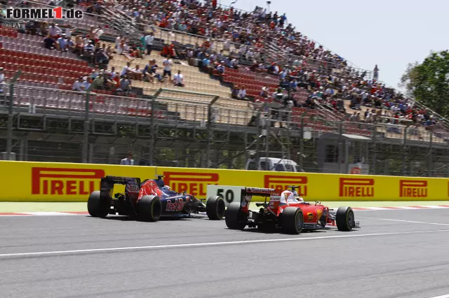 ... in der achten geht er vorbei: Erst links, dann rechts, bis es schließlich klappt. Aber zu dem Zeitpunkt hat er auf Leader Ricciardo schon 6,0 Sekunden Rückstand. Bei freier Fahrt zeigt sich jedoch, dass der Ferrari unter Rennbedingungen das deutlich schnellere Auto ist als der Red Bull. Foto zur News: ... in der achten geht er vorbei: Erst links, dann rechts, bis es schließlich klappt. Aber zu dem Zeitpunkt hat er auf Leader Ricciardo schon 6,0 Sekunden Rückstand. Bei freier Fahrt zeigt sich jedoch, dass der Ferrari unter Rennbedingungen das deutlich schnellere Auto ist als der Red Bull.