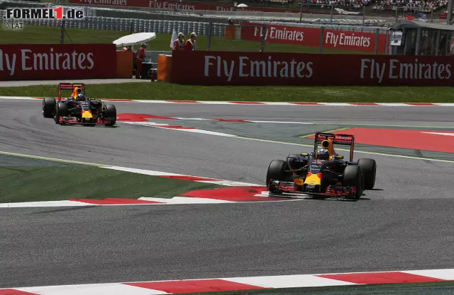 Premiere in der Formel 1: Als Ricciardo in der elften Runde an die Box kommt und von Soft auf Medium wechselt, führt erstmals ein Niederländer einen Grand Prix an. Vor dem Stopp beträgt der Red-Bull-interne Abstand 1,6 Sekunden, danach 3,9. Das beweist: Der frühere Boxenstopp gewinnt. Foto zur News: Premiere in der Formel 1: Als Ricciardo in der elften Runde an die Box kommt und von Soft auf Medium wechselt, führt erstmals ein Niederländer einen Grand Prix an. Vor dem Stopp beträgt der Red-Bull-interne Abstand 1,6 Sekunden, danach 3,9. Das beweist: Der frühere Boxenstopp gewinnt.