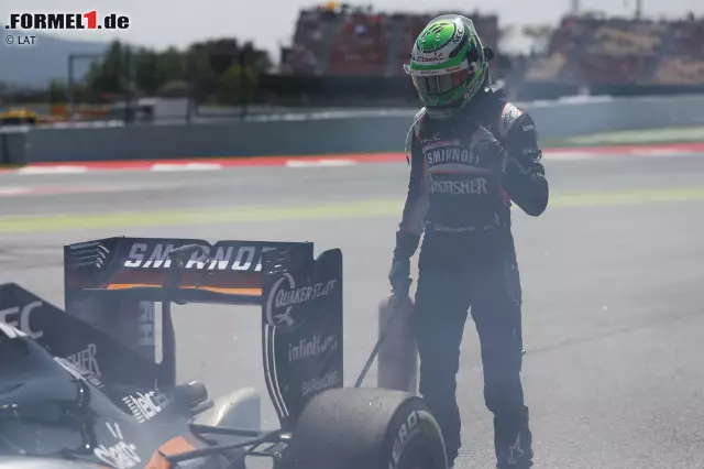In der 21. Runde ist Endstation für Nico Hülkenberg: Ein Öl-Leck führt zu einem Feuer, das er selbst löschen muss, weil sich die Streckenposten ungeschickt anstellen. Sergio Perez fährt für Force India als Siebter erneut in die Punkte - mit einer formidablen Leistung. "The Hulk" gerät zunehmend unter Druck. Foto zur News: In der 21. Runde ist Endstation für Nico Hülkenberg: Ein Öl-Leck führt zu einem Feuer, das er selbst löschen muss, weil sich die Streckenposten ungeschickt anstellen. Sergio Perez fährt für Force India als Siebter erneut in die Punkte - mit einer formidablen Leistung. "The Hulk" gerät zunehmend unter Druck.