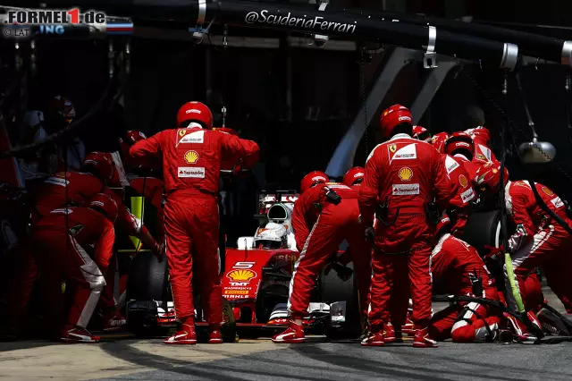 Ferrari ändert die Strategie - und stellt das Rennen auf den Kopf: Vettel kommt in der 29. und 37. Runde zum Reifenwechsel, fährt einen extrem kurzen dritten Stint. Spitzenreiter Ricciardo reagiert erst sechs Runden später - und kommt 7,8 Sekunden hinter dem Deutschen auf die Strecke zurück, hat aber die um sechs Runden frischeren Reifen. Foto zur News: Ferrari ändert die Strategie - und stellt das Rennen auf den Kopf: Vettel kommt in der 29. und 37. Runde zum Reifenwechsel, fährt einen extrem kurzen dritten Stint. Spitzenreiter Ricciardo reagiert erst sechs Runden später - und kommt 7,8 Sekunden hinter dem Deutschen auf die Strecke zurück, hat aber die um sechs Runden frischeren Reifen.