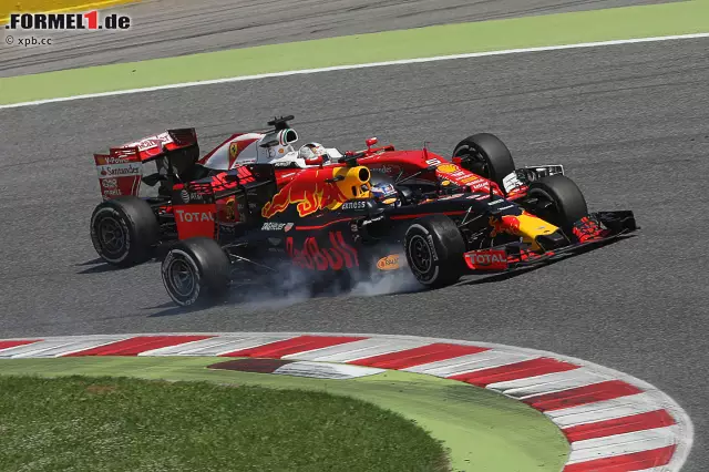 Ricciardo vernichtet im Finish die acht Sekunden Rückstand auf Vettel, ist ab Runde 55 dran, packt in Runde 57 (von 66) in der ersten Kurve die Brechstange aus - und kann die Linie nicht halten. "Ehrlich, was tun wir hier? Racing oder Pingpong?", schimpft Vettel am Boxenfunk. Foto zur News: Ricciardo vernichtet im Finish die acht Sekunden Rückstand auf Vettel, ist ab Runde 55 dran, packt in Runde 57 (von 66) in der ersten Kurve die Brechstange aus - und kann die Linie nicht halten. "Ehrlich, was tun wir hier? Racing oder Pingpong?", schimpft Vettel am Boxenfunk.