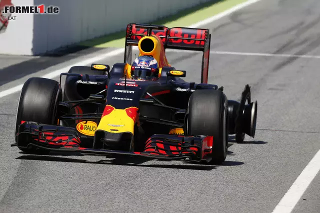 Möglicherweise eine Folge mehrmaliger Verbremser bei Attacken gegen Vettel? Wie dem auch sei: In der vorletzten Runde platzt Ricciardos linker Hinterreifen (genau wie bei einem Renault im Training), ... Foto zur News: Möglicherweise eine Folge mehrmaliger Verbremser bei Attacken gegen Vettel? Wie dem auch sei: In der vorletzten Runde platzt Ricciardos linker Hinterreifen (genau wie bei einem Renault im Training), ...