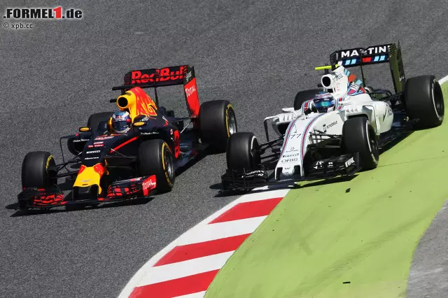 ... aber er hat genug Vorsprung, auf gleicher Höhe mit dem fünftplatzierten Valtteri Bottas wieder auf die Strecke zu kommen. Ricciardo verliert die Chance auf das Podium, bleibt Vierter - und sagt später: "Ich bin nicht traurig, dass Max da oben auf dem Treppchen steht. Ich bin traurig, dass ich es nicht bin." Foto zur News: ... aber er hat genug Vorsprung, auf gleicher Höhe mit dem fünftplatzierten Valtteri Bottas wieder auf die Strecke zu kommen. Ricciardo verliert die Chance auf das Podium, bleibt Vierter - und sagt später: "Ich bin nicht traurig, dass Max da oben auf dem Treppchen steht. Ich bin traurig, dass ich es nicht bin."