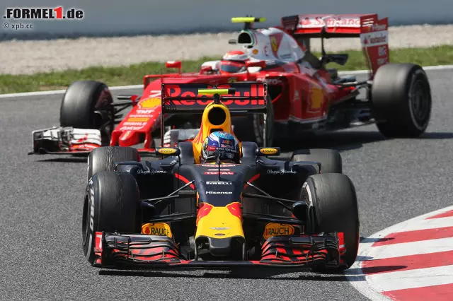 Das zweite Duell Red Bull vs. Ferrari ist weniger dramatisch: Räikkönen fährt 4,5 Sekunden Rückstand auf Verstappen nach seinem zweiten Boxenstopp binnen neun Runden zu - schafft es aber in über 20 Runden nicht, auch nur eine einzige Attacke zu reiten. Verstappen behält die Nerven... Foto zur News: Das zweite Duell Red Bull vs. Ferrari ist weniger dramatisch: Räikkönen fährt 4,5 Sekunden Rückstand auf Verstappen nach seinem zweiten Boxenstopp binnen neun Runden zu - schafft es aber in über 20 Runden nicht, auch nur eine einzige Attacke zu reiten. Verstappen behält die Nerven...