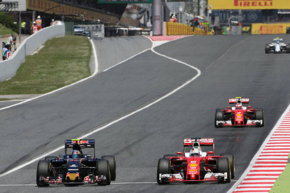 Foto zur News: In der siebten Runde zeigt sich Vettel erstmals formatfüllend in Sainz&#039; Rückspiegel, ...