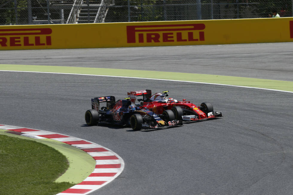 Foto zur News: Räikkönen braucht zwei Versuche, um ebenfalls an Sainz vorbeizugehen. In Runde acht noch weniger als eine halbe Sekunde hinter dem Teamkollegen, sind es in Runde zehn, endlich vorbei am Toro Rosso, schon deren 3,7.