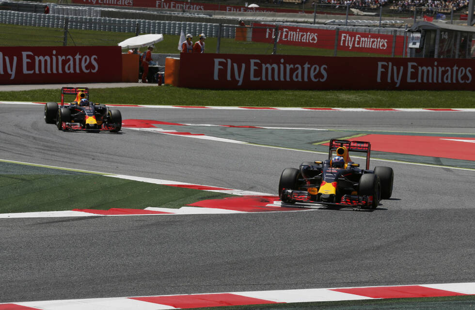 Foto zur News: Premiere in der Formel 1: Als Ricciardo in der elften Runde an die Box kommt und von Soft auf Medium wechselt, führt erstmals ein Niederländer einen Grand Prix an. Vor dem Stopp beträgt der Red-Bull-interne Abstand 1,6 Sekunden, danach 3,9. Das beweist: Der frühere Boxenstopp gewinnt.