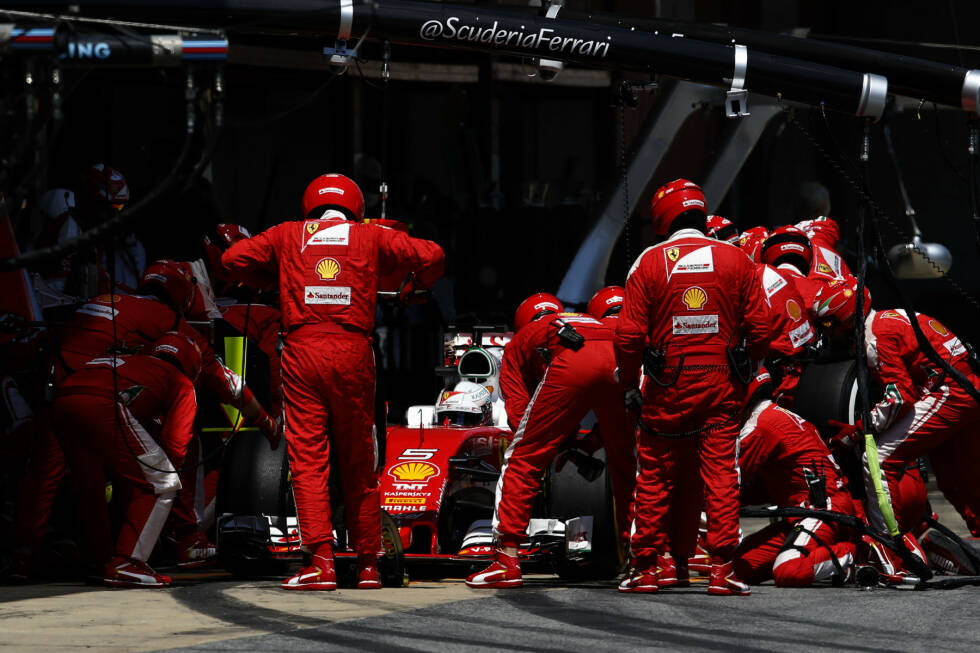 Foto zur News: Ferrari ändert die Strategie - und stellt das Rennen auf den Kopf: Vettel kommt in der 29. und 37. Runde zum Reifenwechsel, fährt einen extrem kurzen dritten Stint. Spitzenreiter Ricciardo reagiert erst sechs Runden später - und kommt 7,8 Sekunden hinter dem Deutschen auf die Strecke zurück, hat aber die um sechs Runden frischeren Reifen.