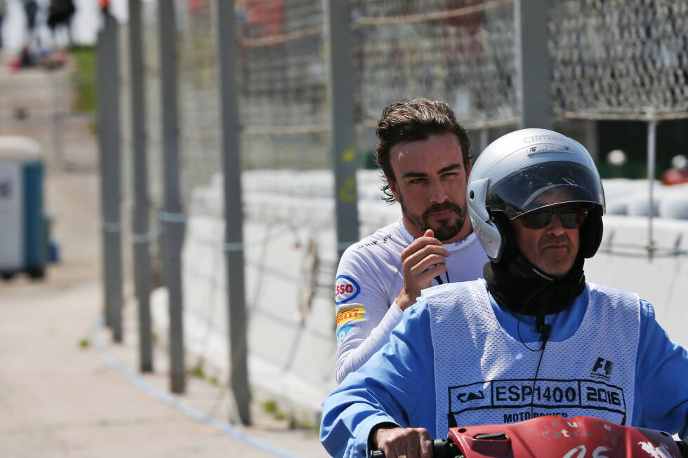 Foto zur News: Zwischendurch scheidet Lokalmatador Fernando Alonso an zwölfter Stelle liegend aus, weil die Software fälschlicherweise an den Verbrennungsmotor sendet, er möge sich bitte abschalten. McLaren holt durch Jenson Button (9.) zwei Punkte, aber Placido Domingo, der Podium-Interviewer, ist traurig: &quot;Fernando ist ein Freund von mir!&quot;