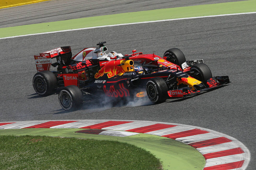 Foto zur News: Ricciardo vernichtet im Finish die acht Sekunden Rückstand auf Vettel, ist ab Runde 55 dran, packt in Runde 57 (von 66) in der ersten Kurve die Brechstange aus - und kann die Linie nicht halten. &quot;Ehrlich, was tun wir hier? Racing oder Pingpong?&quot;, schimpft Vettel am Boxenfunk.