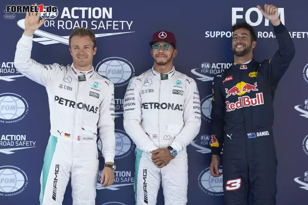 Foto zur News: Bis Q1 dominiert Seriensieger Nico Rosberg, der in Barcelona um seinen achten Triumph hintereinander kämpft, das Wochenende. Aber in Q2 und Q3 packt Lewis Hamilton den Hammer aus und sichert sich überlegen die Pole-Position. Überraschend: Ferrari steht nach starker Performance am Freitag nur in Reihe drei.