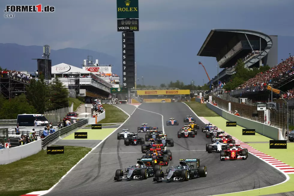 Foto zur News: Zunächst läuft wieder alles für Rosberg: Besserer Start als Hamilton, außen in der ersten Kurve schon in Führung!