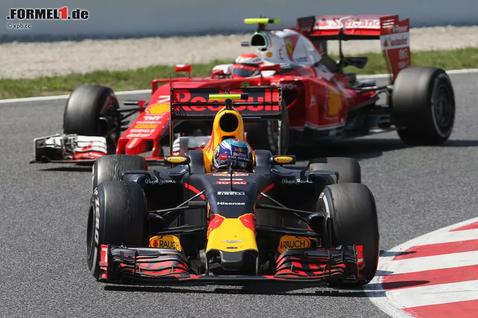 Das zweite Duell Red Bull vs. Ferrari ist weniger dramatisch: Räikkönen fährt 4,5 Sekunden Rückstand auf Verstappen nach seinem zweiten Boxenstopp binnen neun Runden zu - schafft es aber in über 20 Runden nicht, auch nur eine einzige Attacke zu reiten. Verstappen behält die Nerven... Foto zur News: Das zweite Duell Red Bull vs. Ferrari ist weniger dramatisch: Räikkönen fährt 4,5 Sekunden Rückstand auf Verstappen nach seinem zweiten Boxenstopp binnen neun Runden zu - schafft es aber in über 20 Runden nicht, auch nur eine einzige Attacke zu reiten. Verstappen behält die Nerven...