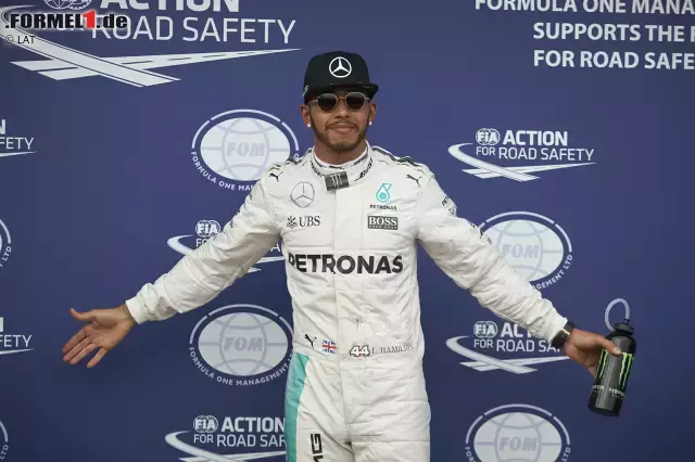 Foto zur News: Das neue Qualifying-Format verkommt zum Fiasko: Hamilton holt Pole, steht aber beim Top-3-Foto allein da. Statt prickelnder Q3-Spannung gibt es ein Finish, in dem minutenlang gar nichts passiert. Damon Hill liefert den Satz des Tages: "Lewis hätte genug Zeit gehabt, selbst die karierte Flagge zu schwenken."