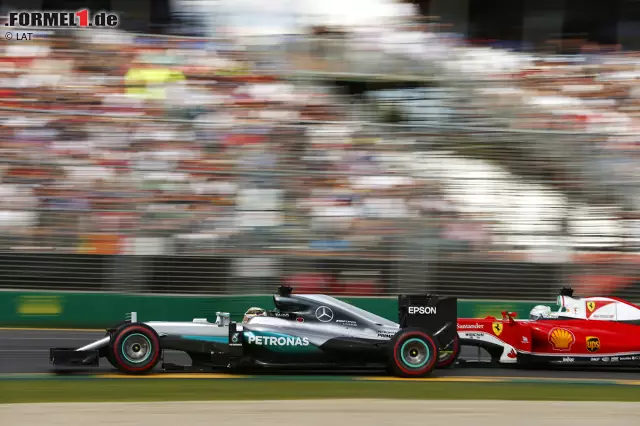 Vettel hat 2,5 Sekunden Vorsprung auf Rosberg, als er sich in der 16. Runde Hamilton (noch nicht gestoppt) greift. Leader Räikkönen will wegen abbauender Vorderreifen an die Box, darf aber nicht. Und Hamilton nutzt die letzten Meter vor seinem eigenen Boxenstopp, um Teamkollege Rosberg aufzuhalten. Die Psychospielchen gehen weiter, ... Foto zur News: Vettel hat 2,5 Sekunden Vorsprung auf Rosberg, als er sich in der 16. Runde Hamilton (noch nicht gestoppt) greift. Leader Räikkönen will wegen abbauender Vorderreifen an die Box, darf aber nicht. Und Hamilton nutzt die letzten Meter vor seinem eigenen Boxenstopp, um Teamkollege Rosberg aufzuhalten. Die Psychospielchen gehen weiter, ...