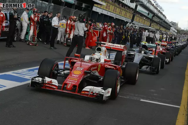 Während der Rennunterbrechung wechselt Hamilton den beschädigten Frontflügel. Nach dem Neustart gibt zunächst Vettel auf Supersoft den Ton an. Er fährt Rosberg auf über vier Sekunden davon, doch dann beginnt der Abstand wieder zu schrumpfen - weil die weicheren Reifen früher abbauen als Rosbergs Medium-Pirellis. Foto zur News: Während der Rennunterbrechung wechselt Hamilton den beschädigten Frontflügel. Nach dem Neustart gibt zunächst Vettel auf Supersoft den Ton an. Er fährt Rosberg auf über vier Sekunden davon, doch dann beginnt der Abstand wieder zu schrumpfen - weil die weicheren Reifen früher abbauen als Rosbergs Medium-Pirellis.