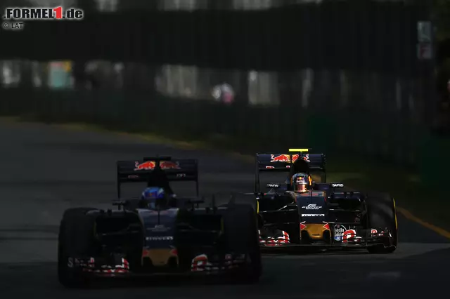 Als Sainz endlich an Palmer vorbei ist, bezeichnet es Verstappen als "Witz", dass er nicht vorbeigelassen wird. In der 53. von 57 Runden verbremst sich Sainz in der vorletzten Kurve. Verstappen nimmt die Einladung an - dreht sich aber nach leichter Berührung selbst. Bezeichnend: Die 5,7 Sekunden Rückstand vernichtet er binnen drei Runden! Foto zur News: Als Sainz endlich an Palmer vorbei ist, bezeichnet es Verstappen als "Witz", dass er nicht vorbeigelassen wird. In der 53. von 57 Runden verbremst sich Sainz in der vorletzten Kurve. Verstappen nimmt die Einladung an - dreht sich aber nach leichter Berührung selbst. Bezeichnend: Die 5,7 Sekunden Rückstand vernichtet er binnen drei Runden!