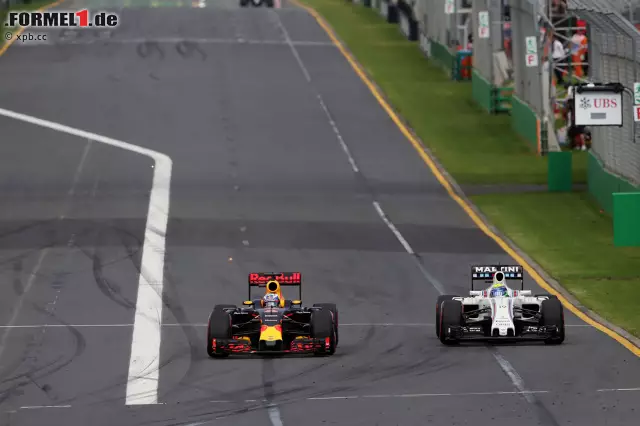 Lokalmatador Ricciardo muss zwar erst Hamilton durchlassen, dreht nach dem Wechsel auf Supersoft aber groß auf, überholt unter frenetischem Jubel vor der Haupttribüne Massa und wird am Ende Vierter - mit schnellster Rennrunde, um fast eine Sekunde! Foto zur News: Lokalmatador Ricciardo muss zwar erst Hamilton durchlassen, dreht nach dem Wechsel auf Supersoft aber groß auf, überholt unter frenetischem Jubel vor der Haupttribüne Massa und wird am Ende Vierter - mit schnellster Rennrunde, um fast eine Sekunde!