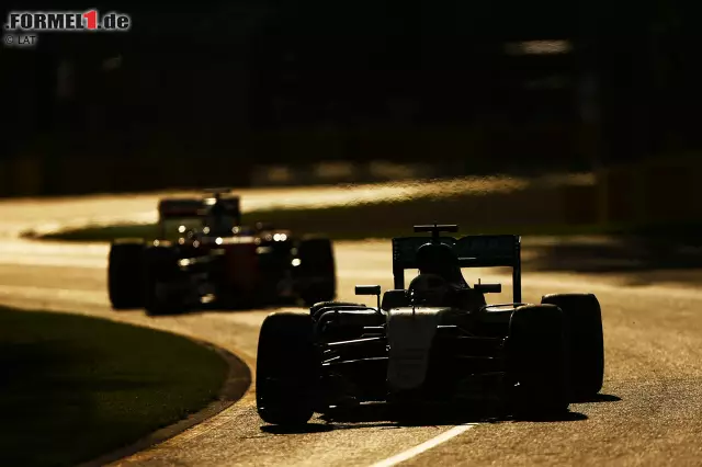 Hamilton kämpft im Finish mit Reifen-Handicap gegen den von hinten drängenden Vettel um Platz zwei. Ein Verbremser des Weltmeisters bringt Vettel in die DRS-Sekunde, der wirft seine Chance aber mit einem Ausritt in der 55. Runde weg. "Sorry, Jungs", entschuldigt er sich - und tröstet sich immerhin mit dem Podium. Foto zur News: Hamilton kämpft im Finish mit Reifen-Handicap gegen den von hinten drängenden Vettel um Platz zwei. Ein Verbremser des Weltmeisters bringt Vettel in die DRS-Sekunde, der wirft seine Chance aber mit einem Ausritt in der 55. Runde weg. "Sorry, Jungs", entschuldigt er sich - und tröstet sich immerhin mit dem Podium.