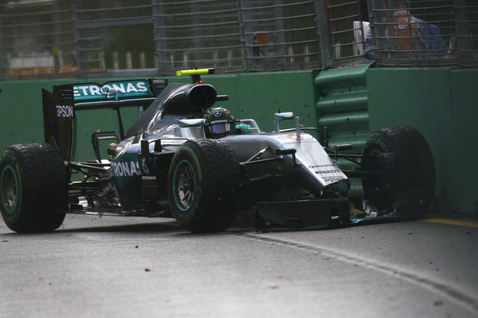 Foto zur News: Lewis Hamilton fährt am Freitag zweimal Bestzeit, aber das ist wegen Regens wenig aussagekräftig. Dass aber Nico Rosberg im zweiten Training eine seiner neuen Nasen crasht, ist nicht der Saisonauftakt, den sich der Deutsche vorstellt.