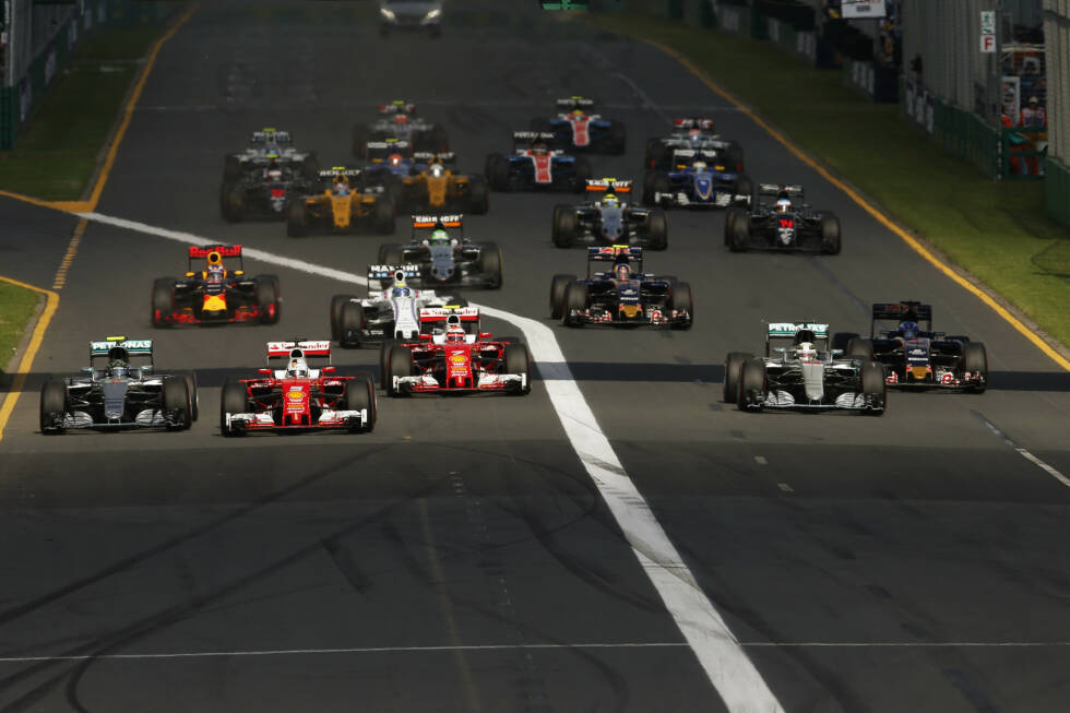 Foto zur News: Start ins erste Rennen 2016: Sebastian Vettel kommt am besten weg, Hamilton am schlechtesten - und ganz hinten schiebt sich Rookie Pascal Wehrlein sensationell vom 21. auf den 14. Platz!