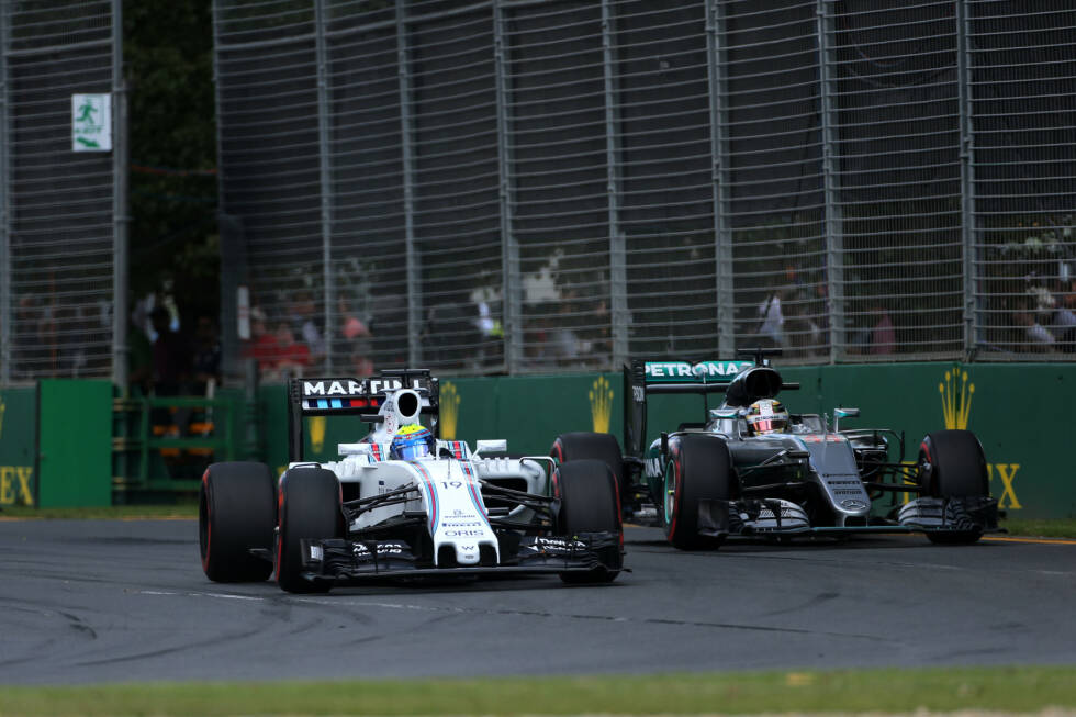 Foto zur News: Es dauert bis in die vierte Runde, ehe Hamilton am Williams von Felipe Massa vorbeikommt. Leader Vettel hat den Weltmeister zu diesem Zeitpunkt schon um 7,1 Sekunden abgehängt.