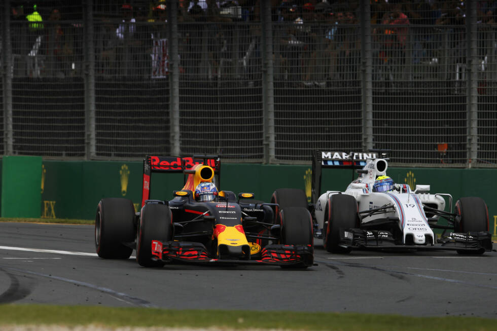 Foto zur News: In der zehnten Runde haben die australischen Fans erstmals Grund zum Jubeln: &quot;Local Hero&quot; Daniel Ricciardo schnappt sich Massa und übernimmt aus eigener Kraft den sechsten Platz im Rennen.