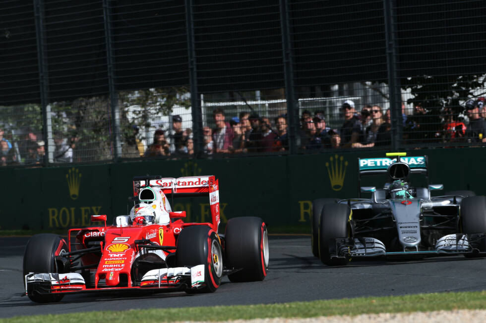 Foto zur News: Nur eine Runde später wechselt Vettel die Reifen, und dass der Ferrari-Pilot zwei Zehntelsekunden weniger an der Box verliert, rettet ihn gegen den versuchten Rosberg-Undercut. Vettel bleibt auf Supersoft, Rosberg ist jetzt auf Medium unterwegs - weswegen der Abstand natürlich relativ schnell anwächst.