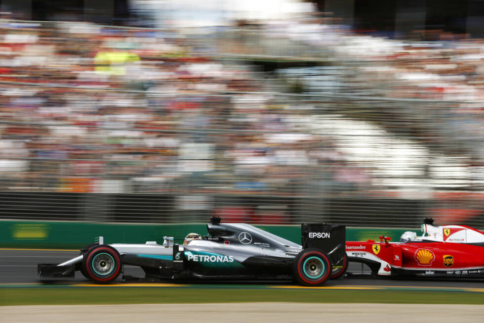 Foto zur News: Vettel hat 2,5 Sekunden Vorsprung auf Rosberg, als er sich in der 16. Runde Hamilton (noch nicht gestoppt) greift. Leader Räikkönen will wegen abbauender Vorderreifen an die Box, darf aber nicht. Und Hamilton nutzt die letzten Meter vor seinem eigenen Boxenstopp, um Teamkollege Rosberg aufzuhalten. Die Psychospielchen gehen weiter, ...