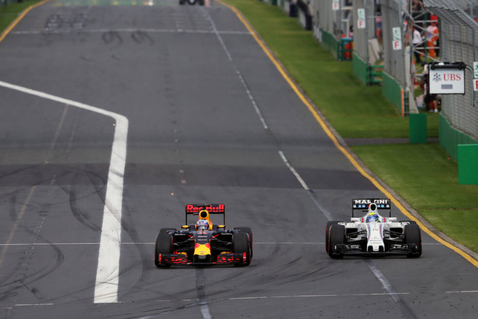 Foto zur News: Lokalmatador Ricciardo muss zwar erst Hamilton durchlassen, dreht nach dem Wechsel auf Supersoft aber groß auf, überholt unter frenetischem Jubel vor der Haupttribüne Massa und wird am Ende Vierter - mit schnellster Rennrunde, um fast eine Sekunde!