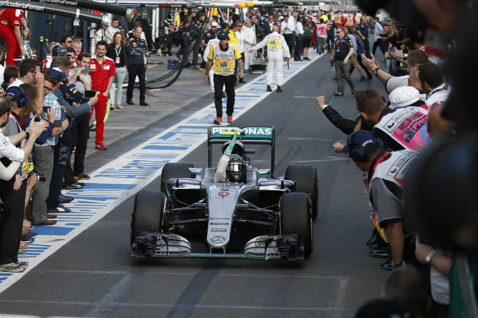 Foto zur News: Der Sieg freilich ist Rosberg nicht mehr zu nehmen. Es ist sein vierter hintereinander, der 15. insgesamt. In der ewigen Bestenliste der Formel 1 zieht er mit Jenson Button gleich - und übernimmt erstmals seit September 2014 wieder die WM-Führung.