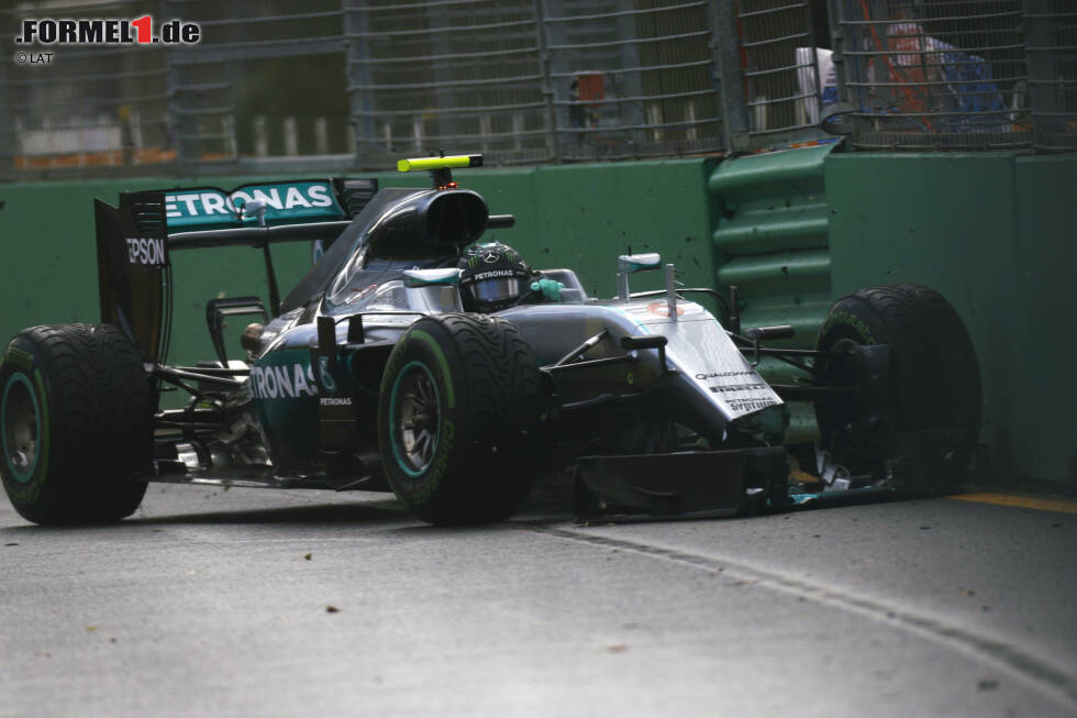 Foto zur News: Lewis Hamilton fährt am Freitag zweimal Bestzeit, aber das ist wegen Regens wenig aussagekräftig. Dass aber Nico Rosberg im zweiten Training eine seiner neuen Nasen crasht, ist nicht der Saisonauftakt, den sich der Deutsche vorstellt.