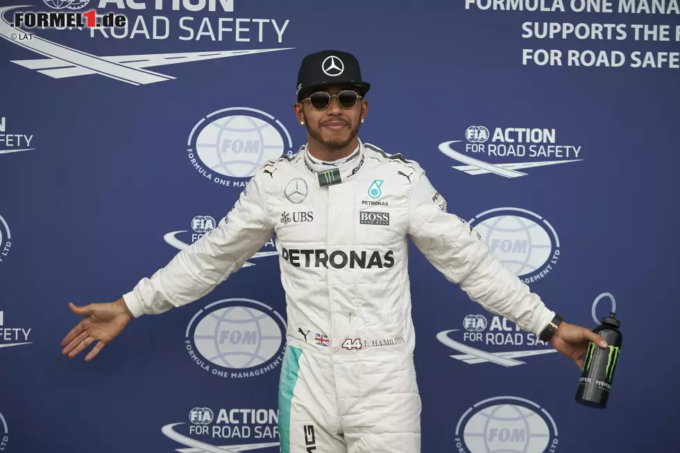 Foto zur News: Das neue Qualifying-Format verkommt zum Fiasko: Hamilton holt Pole, steht aber beim Top-3-Foto allein da. Statt prickelnder Q3-Spannung gibt es ein Finish, in dem minutenlang gar nichts passiert. Damon Hill liefert den Satz des Tages: &quot;Lewis hätte genug Zeit gehabt, selbst die karierte Flagge zu schwenken.&quot;