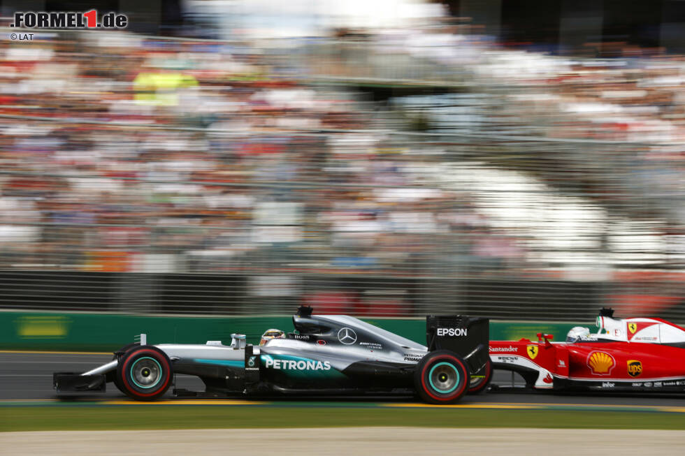 Foto zur News: Vettel hat 2,5 Sekunden Vorsprung auf Rosberg, als er sich in der 16. Runde Hamilton (noch nicht gestoppt) greift. Leader Räikkönen will wegen abbauender Vorderreifen an die Box, darf aber nicht. Und Hamilton nutzt die letzten Meter vor seinem eigenen Boxenstopp, um Teamkollege Rosberg aufzuhalten. Die Psychospielchen gehen weiter, ...