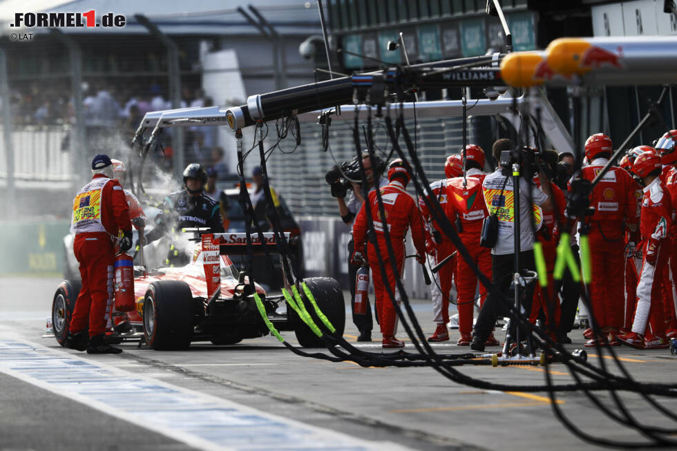 Foto zur News: Die Pechsträhne des &quot;Iceman&quot; geht weiter: Räikkönen, schon 2015 nicht vom Glück verfolgt, bleibt zwar trotz qualmendem Hecks und Airbox-Feuer cool, scheidet aber mit Motorschaden in der 22. Runde aus. Zu dem Zeitpunkt hat er, hinter Rosberg an dritter Stelle liegend, nur 3,4 Sekunden Rückstand auf seinen führenden Teamkollegen.