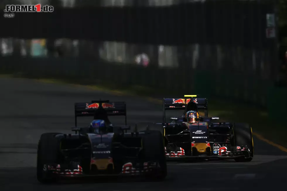 Als Sainz endlich an Palmer vorbei ist, bezeichnet es Verstappen als "Witz", dass er nicht vorbeigelassen wird. In der 53. von 57 Runden verbremst sich Sainz in der vorletzten Kurve. Verstappen nimmt die Einladung an - dreht sich aber nach leichter Berührung selbst. Bezeichnend: Die 5,7 Sekunden Rückstand vernichtet er binnen drei Runden! Foto zur News: Als Sainz endlich an Palmer vorbei ist, bezeichnet es Verstappen als "Witz", dass er nicht vorbeigelassen wird. In der 53. von 57 Runden verbremst sich Sainz in der vorletzten Kurve. Verstappen nimmt die Einladung an - dreht sich aber nach leichter Berührung selbst. Bezeichnend: Die 5,7 Sekunden Rückstand vernichtet er binnen drei Runden!
