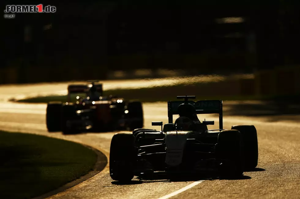 Hamilton kämpft im Finish mit Reifen-Handicap gegen den von hinten drängenden Vettel um Platz zwei. Ein Verbremser des Weltmeisters bringt Vettel in die DRS-Sekunde, der wirft seine Chance aber mit einem Ausritt in der 55. Runde weg. "Sorry, Jungs", entschuldigt er sich - und tröstet sich immerhin mit dem Podium. Foto zur News: Hamilton kämpft im Finish mit Reifen-Handicap gegen den von hinten drängenden Vettel um Platz zwei. Ein Verbremser des Weltmeisters bringt Vettel in die DRS-Sekunde, der wirft seine Chance aber mit einem Ausritt in der 55. Runde weg. "Sorry, Jungs", entschuldigt er sich - und tröstet sich immerhin mit dem Podium.