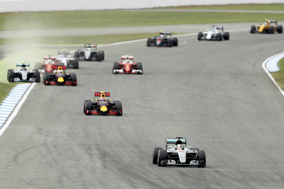 Foto zur News: Mit der Wut über den verpatzten Start im Bauch macht Rosberg von der ersten Runde an mächtig Druck auf Ricciardo - bis er zurückgepfiffen wird: &quot;Halte dich an den Plan!&quot; Und der ist für den ersten Stint: Supersofts schonen.