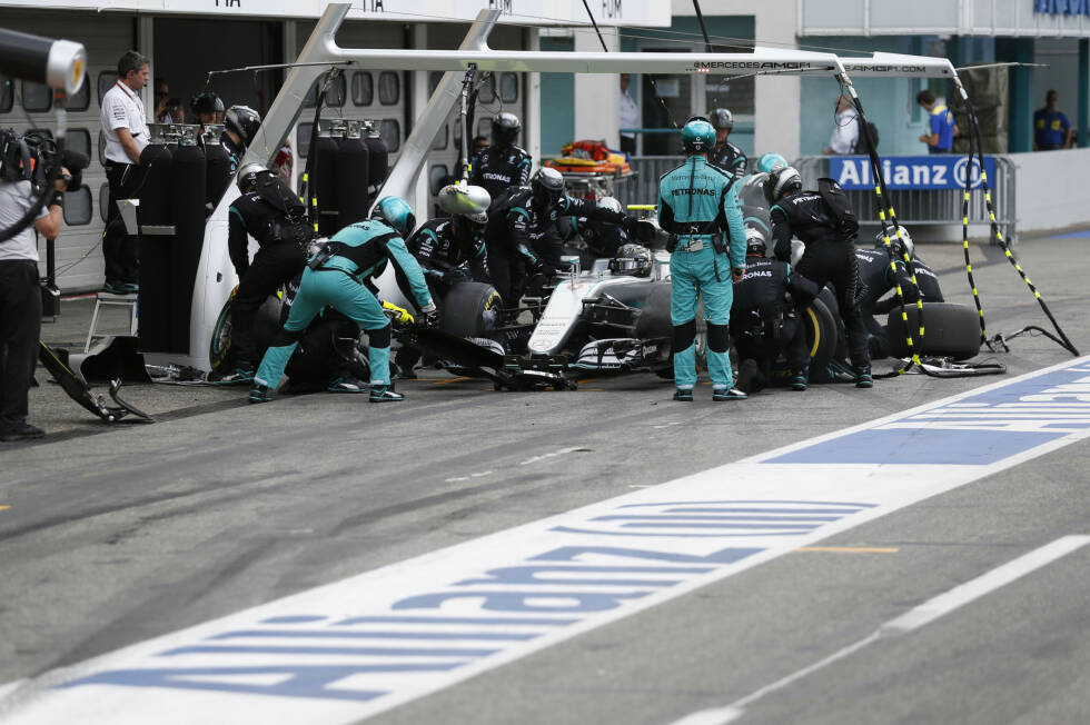 Foto zur News: Bevor die Mechaniker zu arbeiten beginnen, wartet Mercedes statt fünf knapp über acht Sekunden. &quot;Unsere Stoppuhr war kaputt&quot;, ärgert sich Sportchef Toto Wolff. Rosberg fällt wieder vom zweiten auf den vierten Platz zurück - und verpasst das Podium am Ende um 2,4 Sekunden.