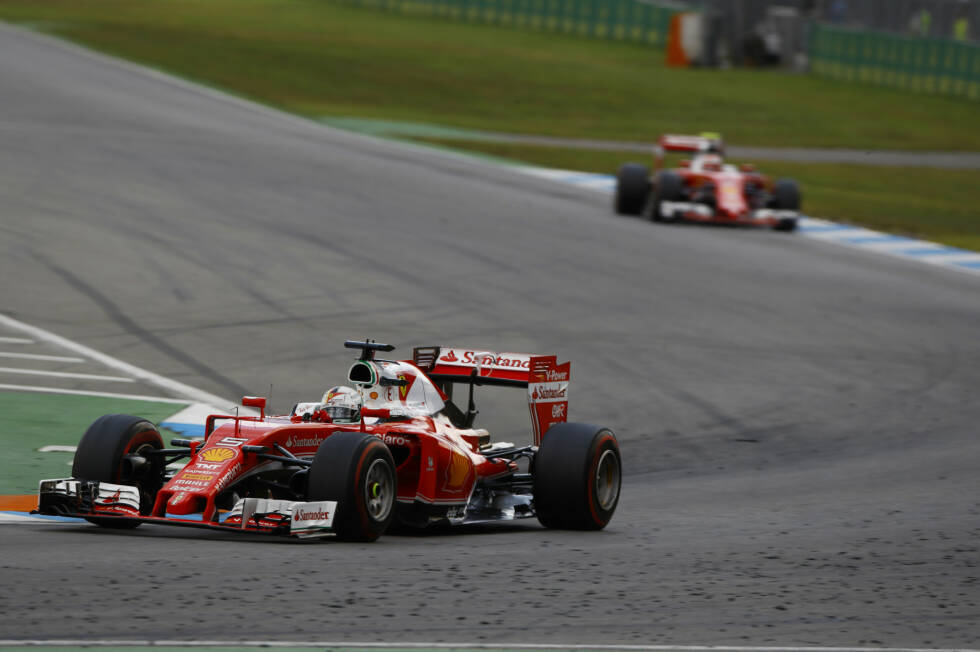 Foto zur News: Ferrari ist in Hockenheim dritte Kraft, aber nicht mehr. Bei Räikkönen dauert ein Boxenstopp zu lang, Vettel versteht nicht, warum ihn das Team früh zum dritten Reifenwechsel reinholen will: &quot;Negativ. Die Reifen sind noch gut. Ich fahre noch ein paar Runden.&quot; Am Ende wird&#039;s P5 - und wieder nichts mit dem ersten Hockenheim-Sieg.