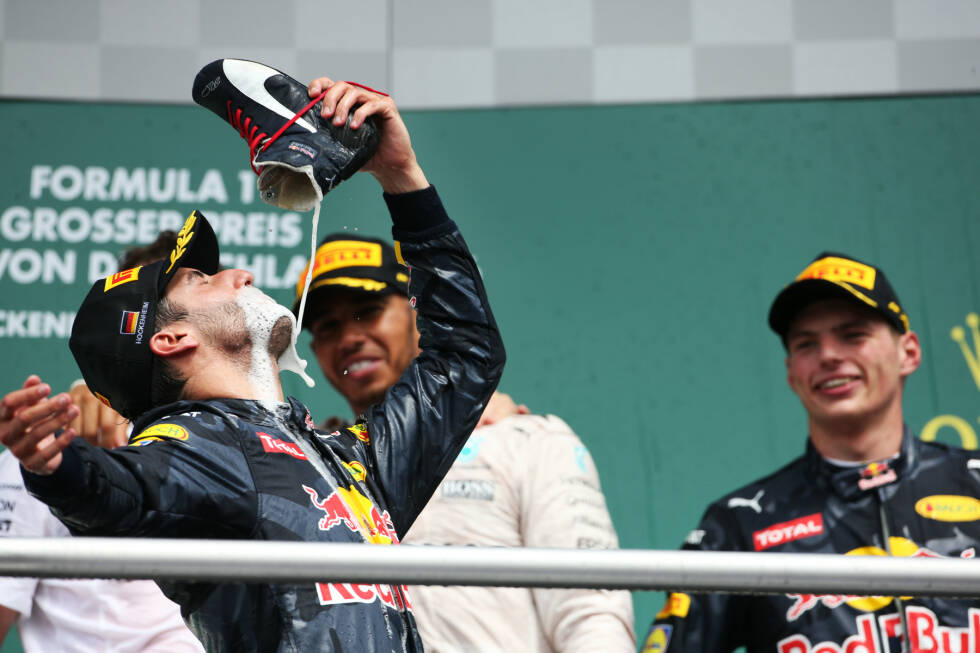 Foto zur News: Kurioser Jubel: Ricciardo feiert das erste Doppel-Podium von Red Bull seit Ungarn 2015, indem er seinen Schampus aus dem Schuh nippt. Der Teamausrüster könnte sich wohl kaum über ein besseres Product-Placement freuen. Vor der Sommerpause hat Mercedes also wieder Konkurrenz - und die kommt nicht in erster Linie von Ferrari...